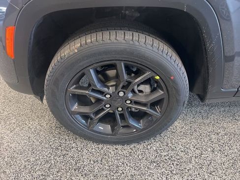 New 2025 Jeep Grand Cherokee Limited image 4