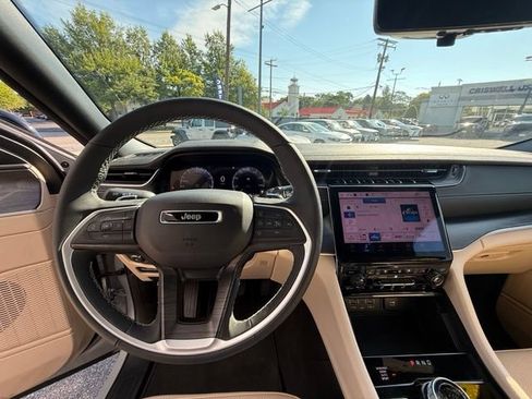 Used 2025 Jeep Grand Cherokee Limited w/ Luxury Tech Group II AWD/4WD image 16