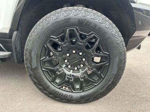 Used 2025 GMC Hummer EV 2X image 9