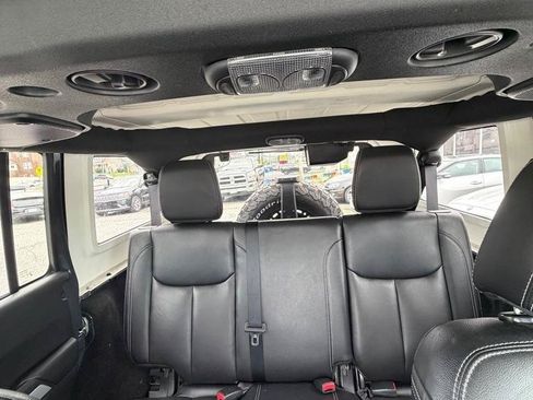 Used 2017 Jeep Wrangler Unlimited Sahara w/ Connectivity Group AWD/4WD image 20