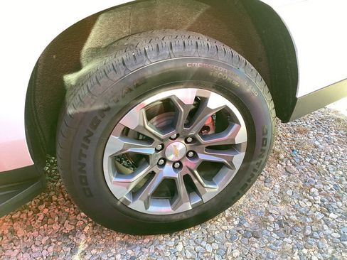 Used 2025 Chevrolet Suburban LT w/ Comfort Package image 9