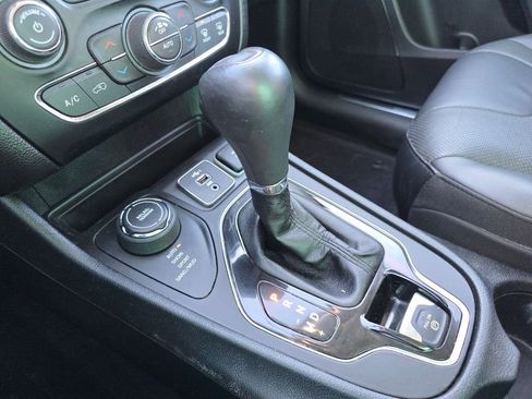 Used 2019 Jeep Cherokee Limited image 27