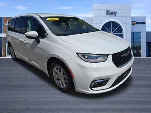 Used 2023 Chrysler Pacifica Touring-L FWD image 3