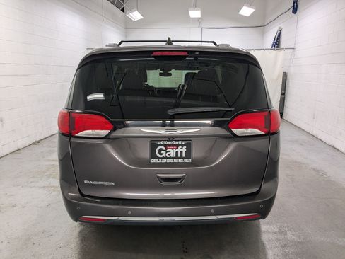 Used 2018 Chrysler Pacifica Touring-L FWD image 8