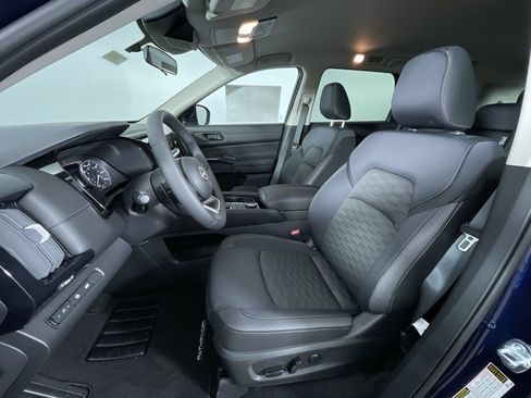 Certified 2025 Nissan Pathfinder SV w/ Black Appearance Package AWD/4WD image 15