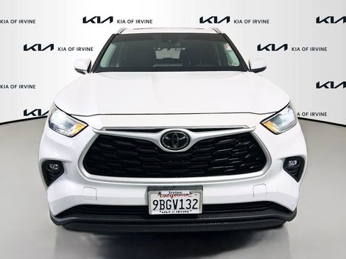 Used 2022 Toyota Highlander XLE image 2