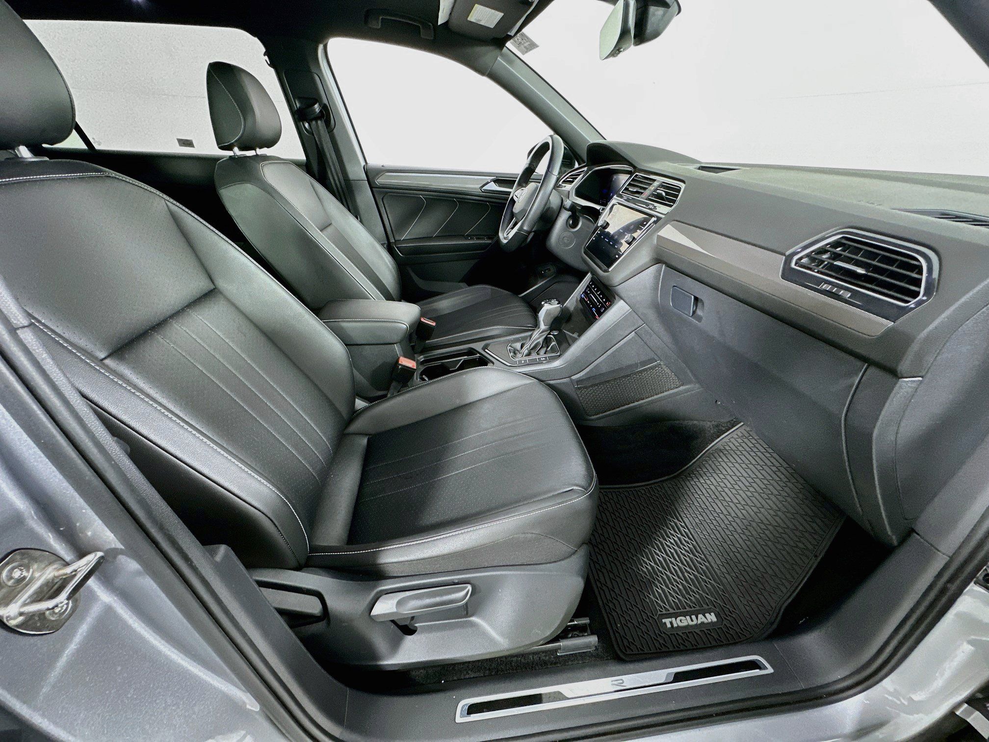 Used 2022 Volkswagen Tiguan SE R-Line FWD image 28
