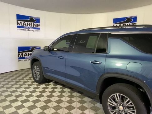 Used 2025 Chevrolet Traverse LT FWD image 8