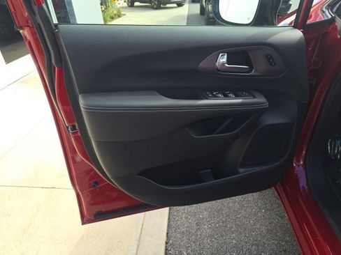 New 2026 Chrysler Pacifica Select image 10