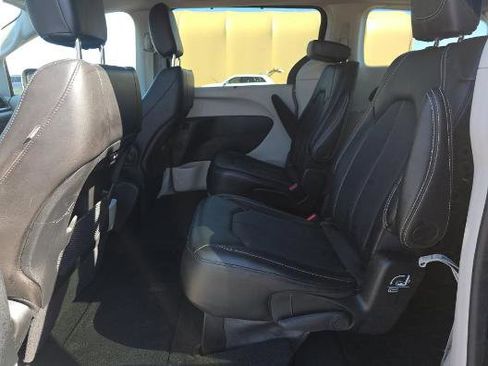 Used 2024 Chrysler Pacifica Touring-L AWD/4WD image 4