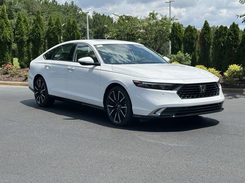 Used 2025 Honda Accord Touring image 2