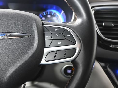 Used 2018 Chrysler Pacifica Touring-L image 39