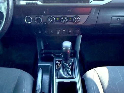 Used 2019 Toyota Tacoma TRD Off-Road image 32