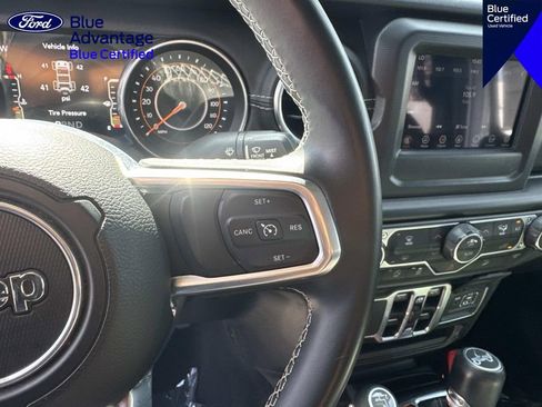 Used 2018 Jeep Wrangler Unlimited Sahara AWD/4WD image 12