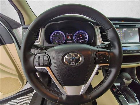 Used 2019 Toyota Highlander XLE AWD/4WD image 30