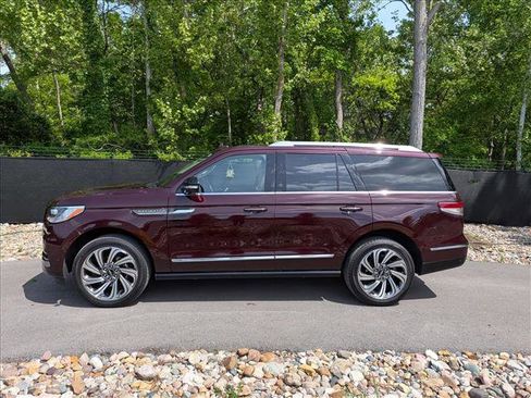 Used 2024 Lincoln Navigator Reserve AWD/4WD image 2