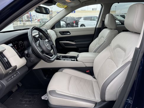 Used 2022 Nissan Pathfinder Platinum w/ Cargo Package image 4