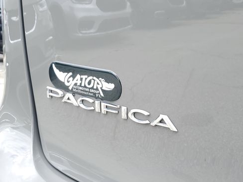 Used 2025 Chrysler Pacifica Select FWD image 6