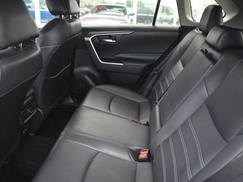 Used 2020 Toyota RAV4 XLE Premium FWD image 47