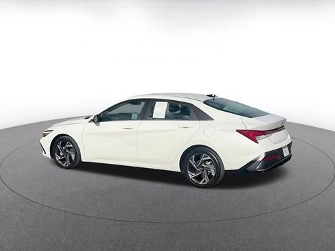 Used 2025 Hyundai Elantra Limited image 10