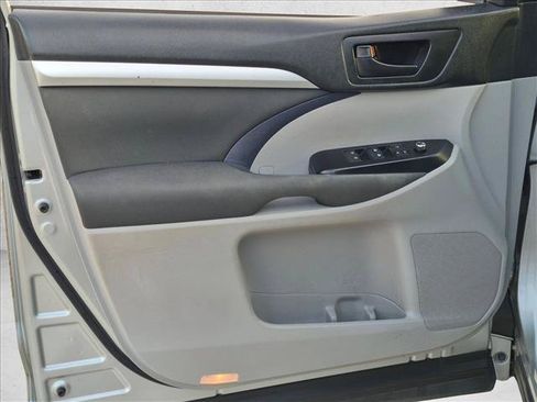 Used 2018 Toyota Highlander LE FWD image 8