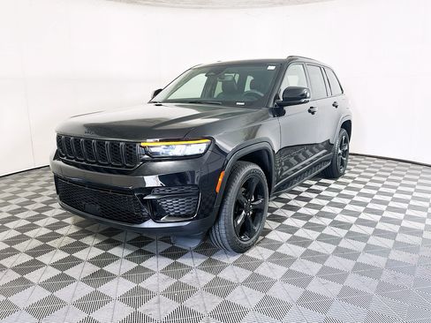 Used 2023 Jeep Grand Cherokee Altitude AWD/4WD image 7