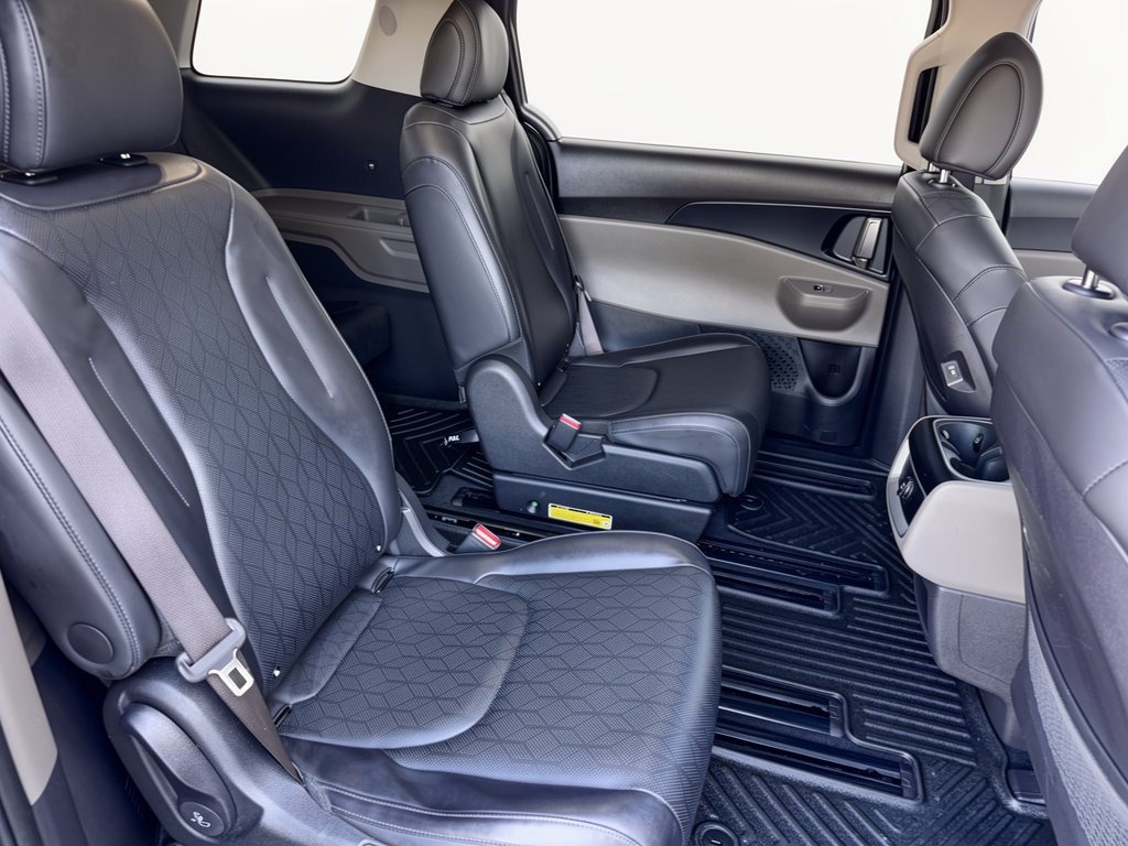 Used 2025 Kia Carnival FWD image 29