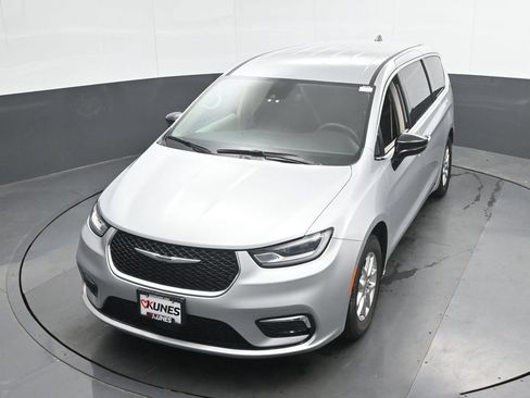 Used 2024 Chrysler Pacifica Touring-L FWD image 35