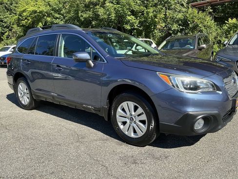 Used 2017 Subaru Outback 2.5i Premium AWD/4WD image 3