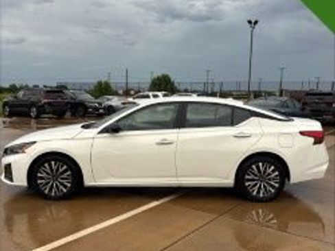 Used 2025 Nissan Altima 2.5 SV FWD image 2