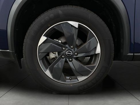 Certified 2025 Nissan Rogue SV AWD/4WD image 12