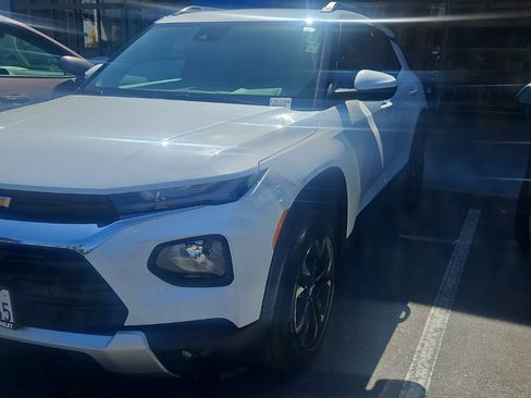 Used 2022 Chevrolet TrailBlazer LT w/ Convenience Package FWD image 3
