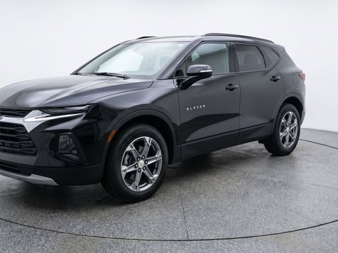 Used 2025 Chevrolet Blazer LT FWD image 3