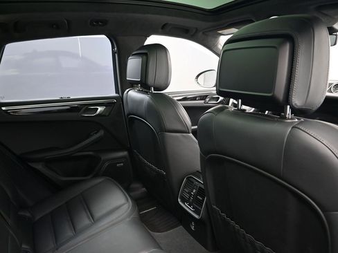 Used 2021 Porsche Macan Turbo image 7