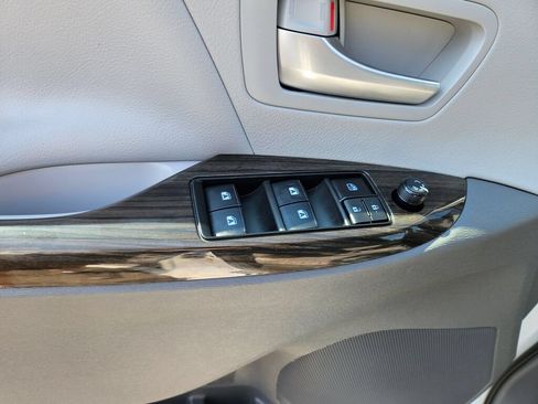 Used 2019 Toyota Sienna XLE w/ XLE Navigation Package AWD/4WD image 19