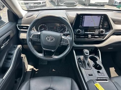 Used 2021 Toyota Highlander XLE FWD image 16