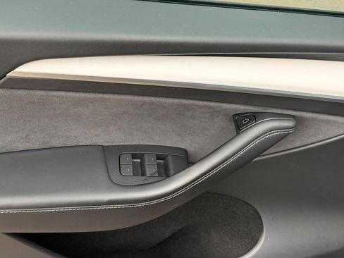 Used 2024 Tesla Model Y Long Range AWD/4WD image 17