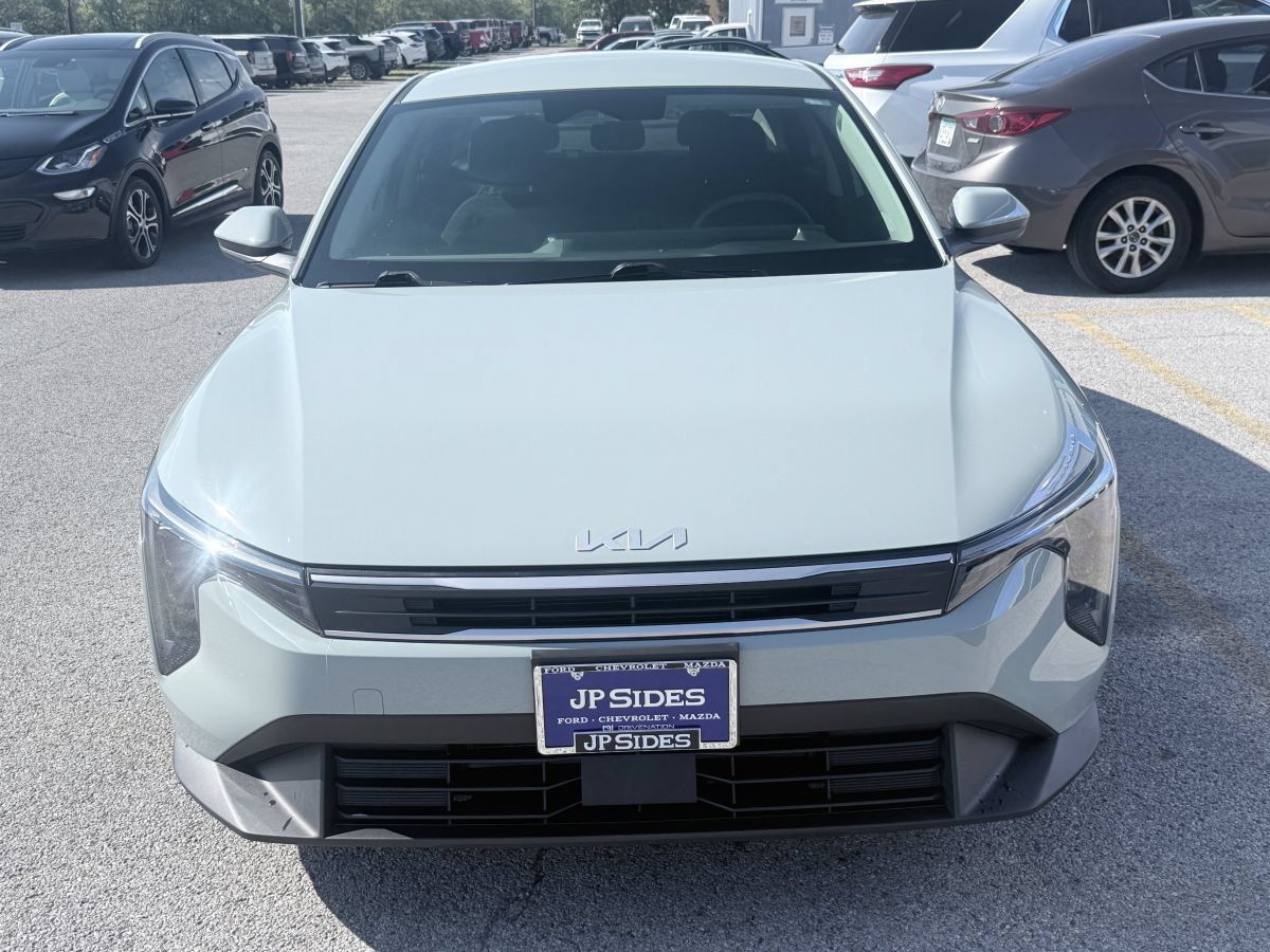 Used 2025 Kia K4 FWD image 2