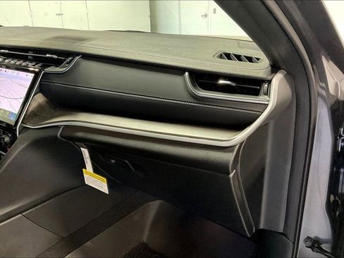 New 2025 Jeep Grand Cherokee Limited w/ Black Appearance Package image 18