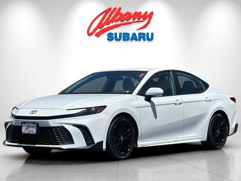 Used 2025 Toyota Camry SE FWD image 9