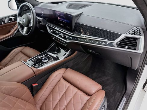 Used 2025 BMW X7 xDrive40i w/ M Sport Package AWD/4WD image 16