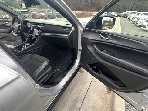 Used 2024 Jeep Grand Cherokee L Altitude image 31