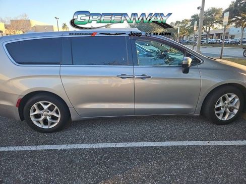 Used 2017 Chrysler Pacifica Touring Plus w/ Tire & Wheel Group image 10