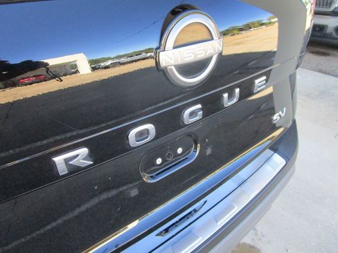 Used 2023 Nissan Rogue SV image 10
