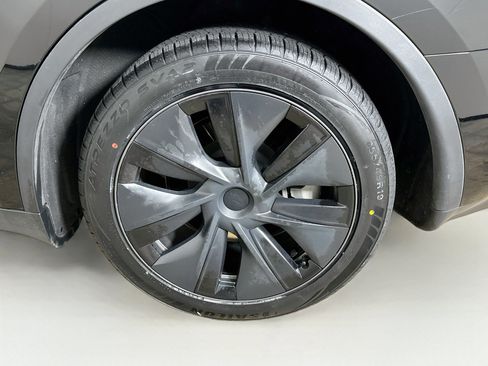 Used 2024 Tesla Model Y Long Range RWD image 11