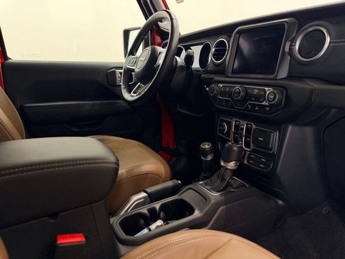 Used 2021 Jeep Wrangler Unlimited Sahara w/ Uconnect 4C Nav & Sound Group AWD/4WD image 17