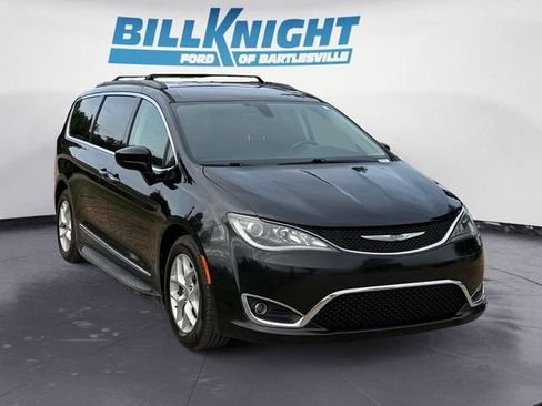 Used 2017 Chrysler Pacifica Touring-L w/ Tire & Wheel Group FWD image 7