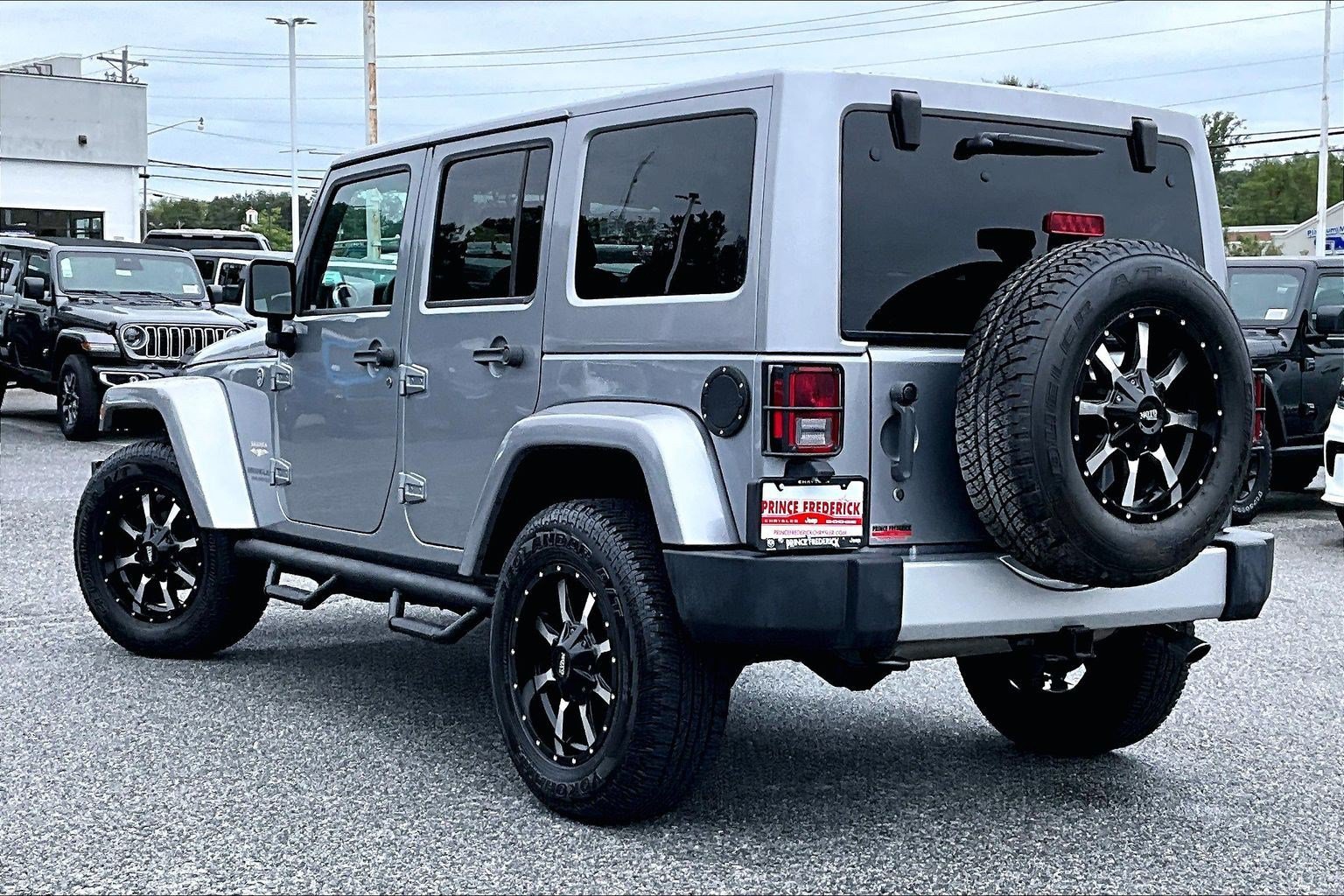 Used 2015 Jeep Wrangler Unlimited Sahara w/ Max Tow Package AWD/4WD image 9