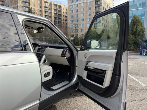 Used 2014 Land Rover Range Rover HSE image 19