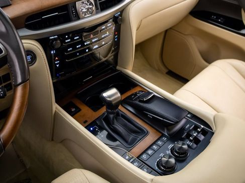 Used 2020 Lexus LX 570 4WD w/ Luxury Package image 14